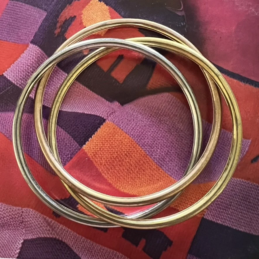 Mixed metal interlocked bangles