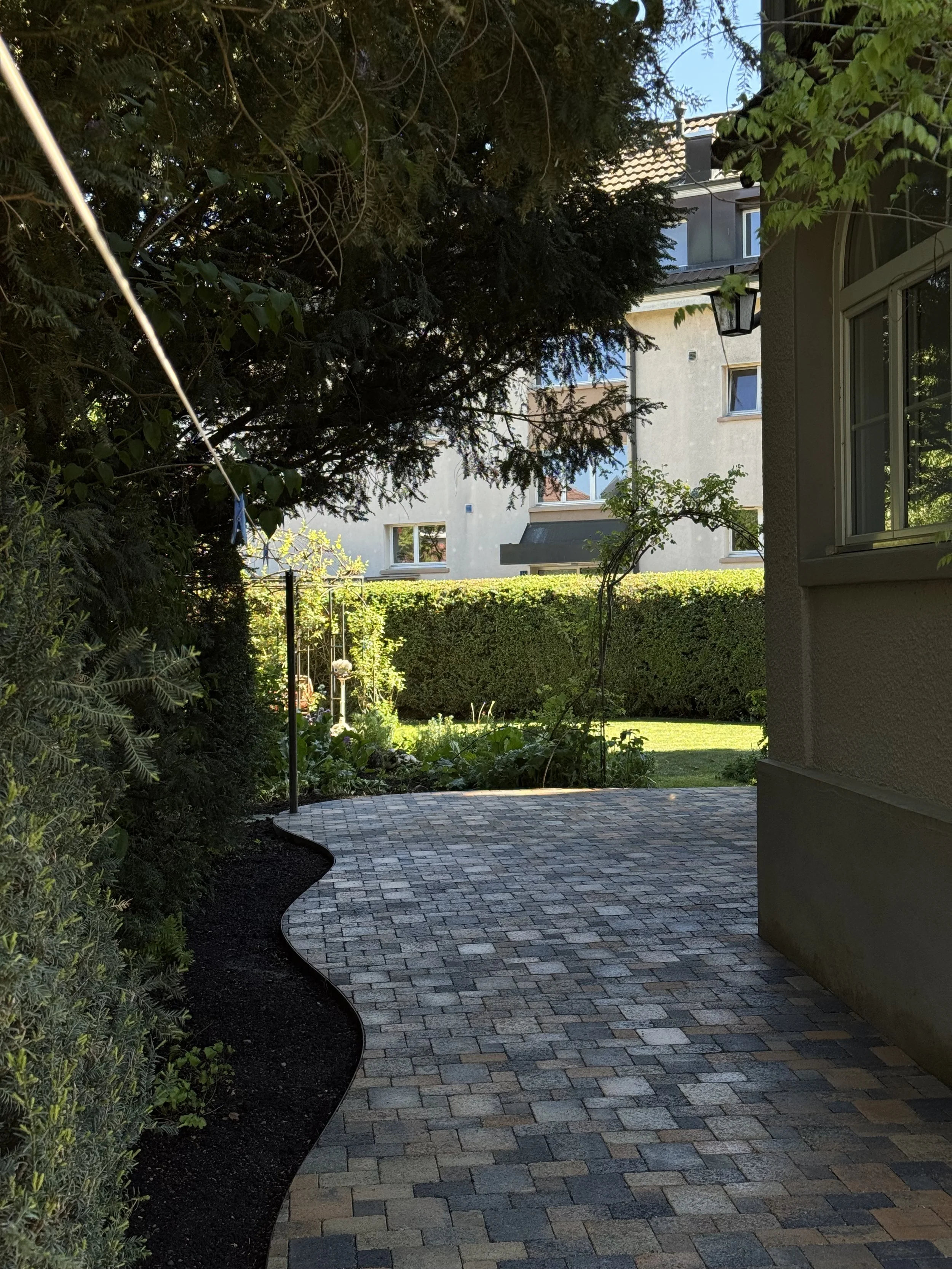 Terrasse aus Verbundsteinen in mediterraner Farbe profesionell verlegt