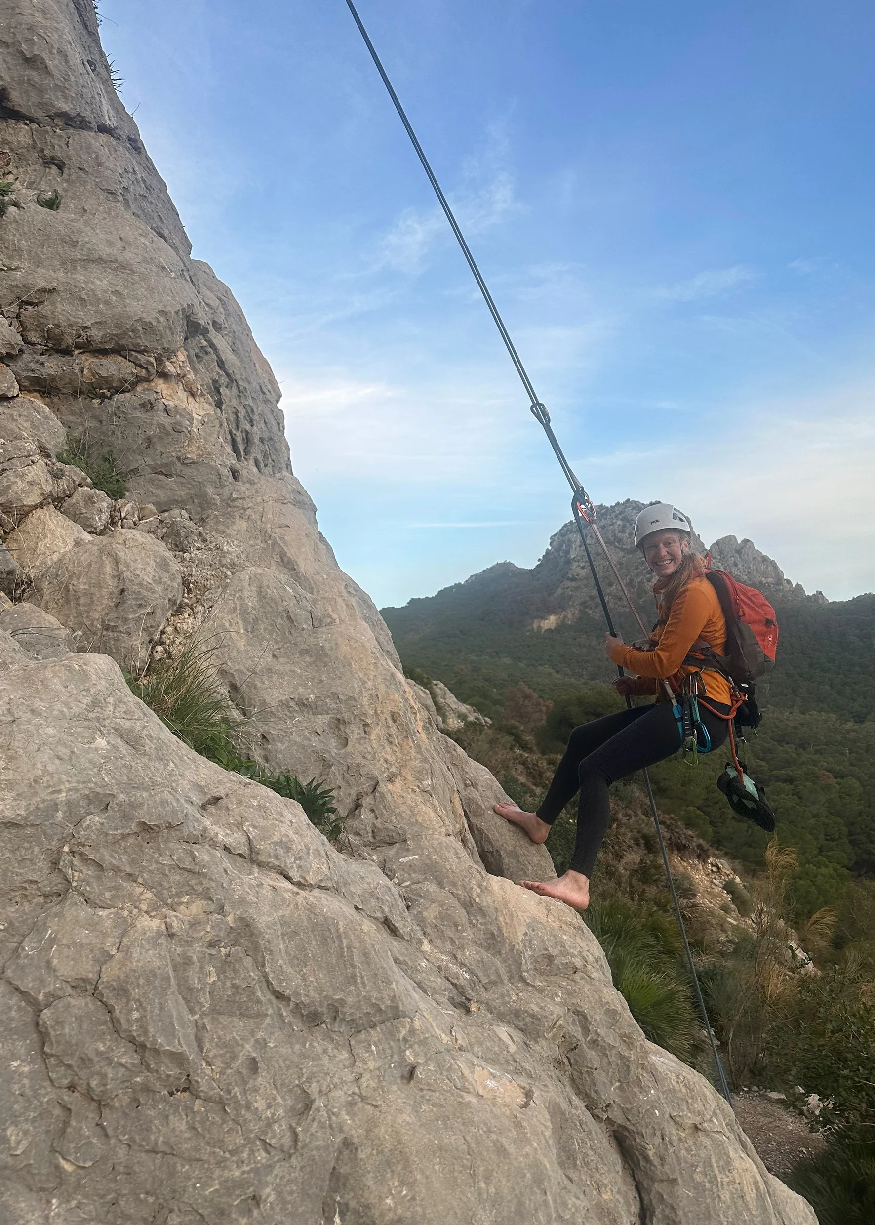 Klatrer rappellerer ned fra klippe
