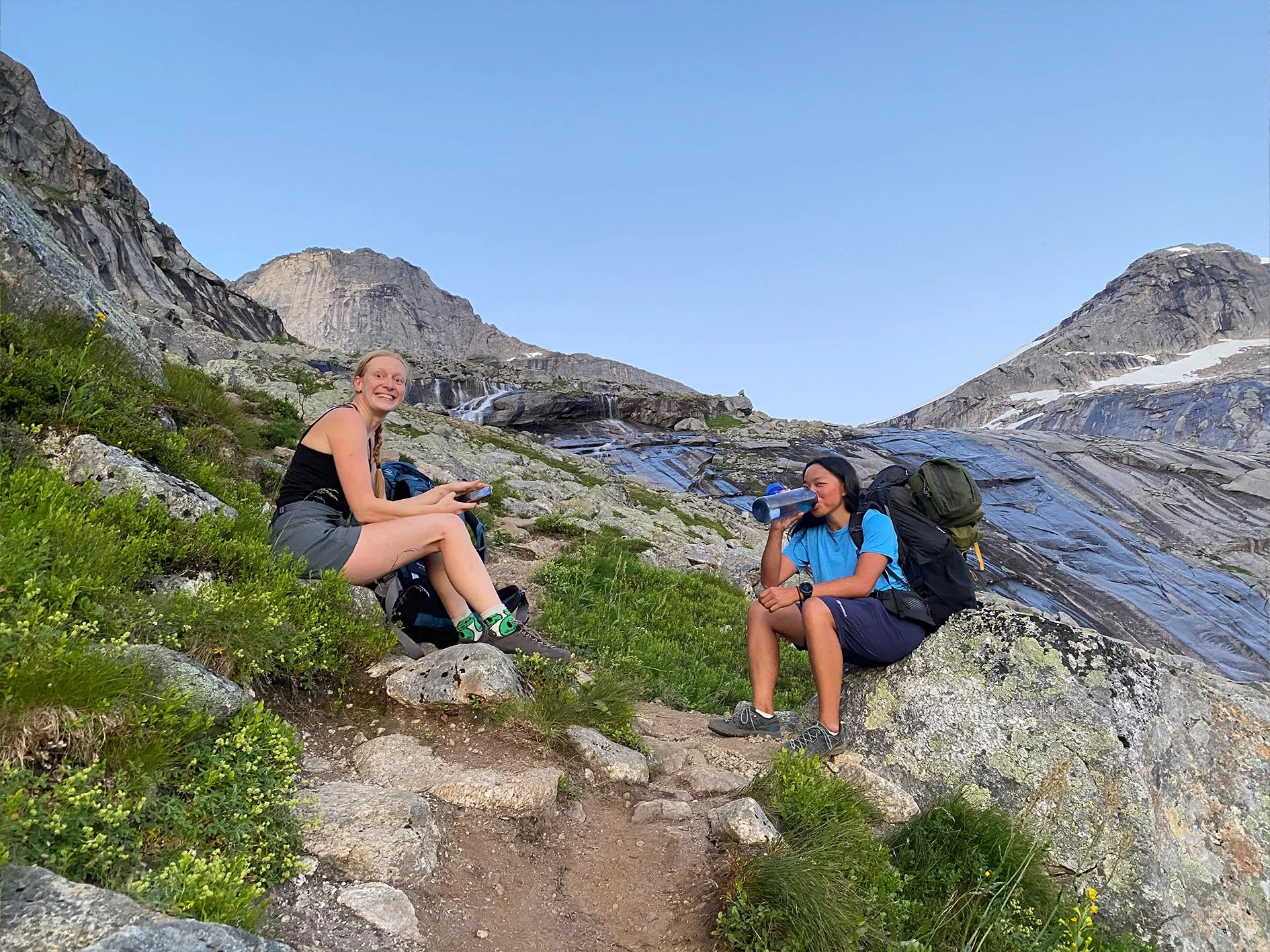 Ylva og Ylva sitter i fjellet på vei opp til Norges nasjonalfjell Stetind