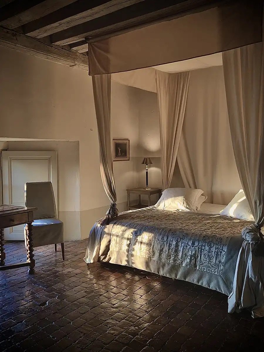 petit-conde-renaissance-bedroom.jpeg