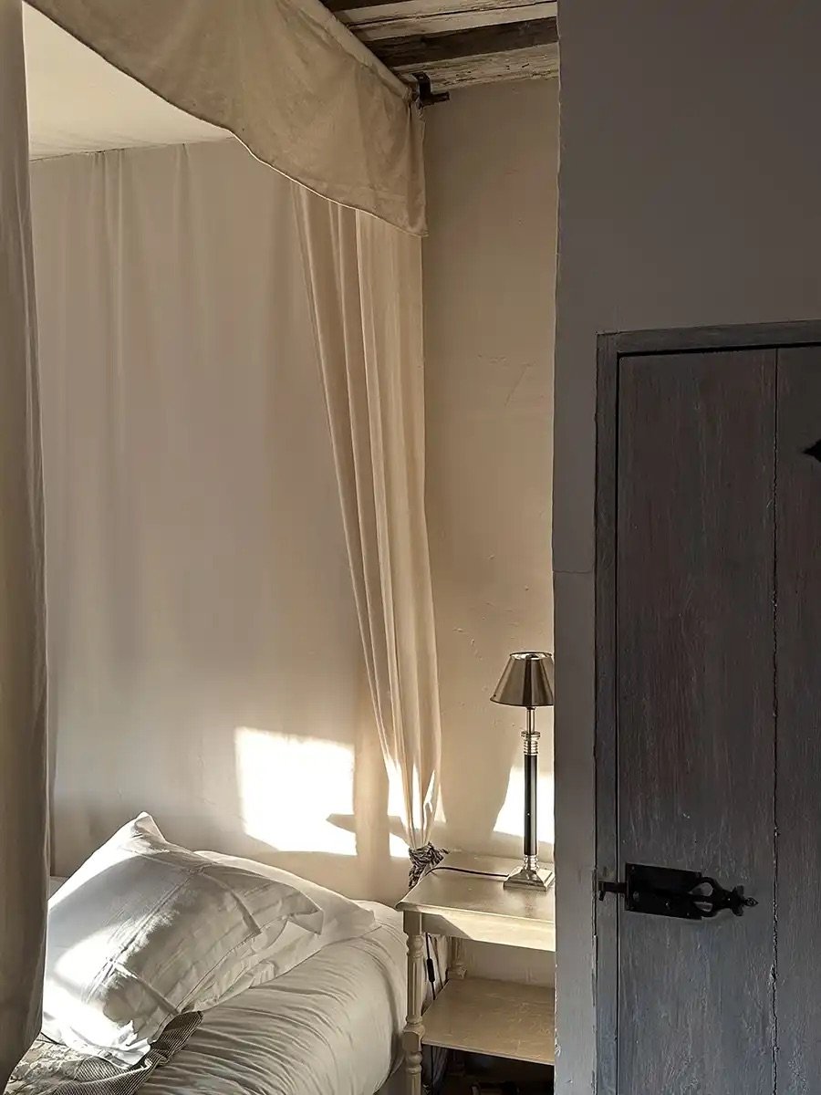 room-detail.jpeg