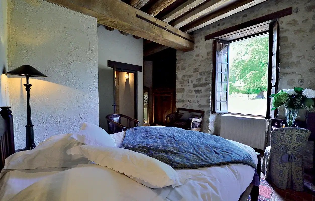 medieval-bedroom-chateau.jpeg