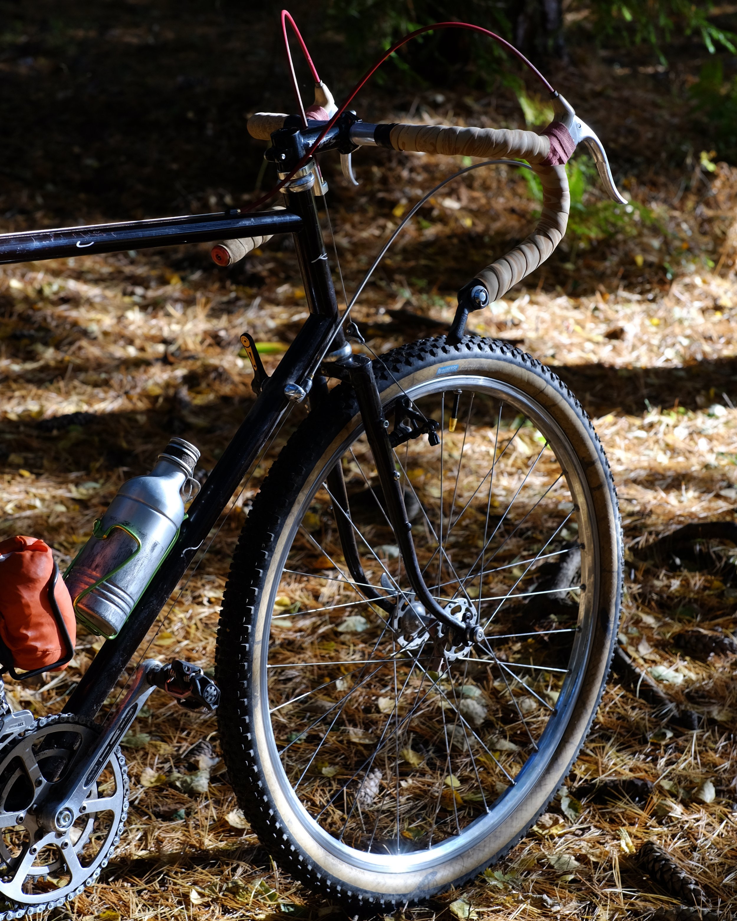My summer Tunk

I am now blessed (or cursed, depending on the point of view), with owning two Hike-Use frames, the prototype version and the production version. While the production frame is built up with my standard 'touring' spec, I thought to do s