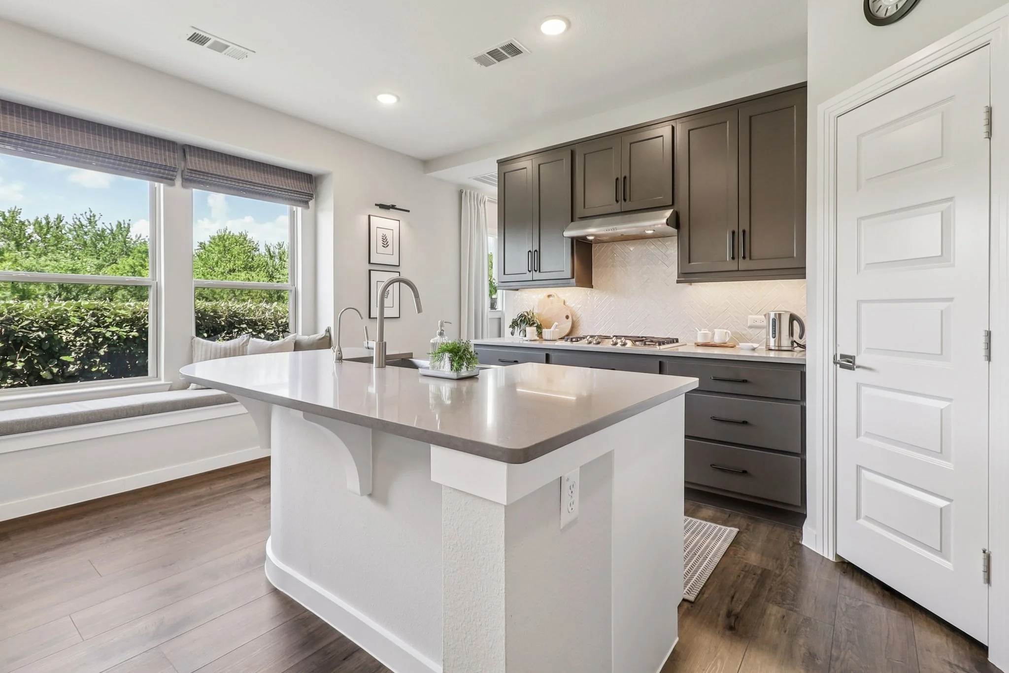 12-web-or-mls-Rosemary Ct-S1107-010.jpg