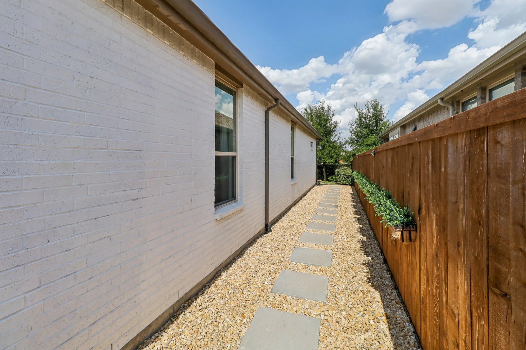 34-web-or-mls-Rosemary Ct-S1107-032.jpg