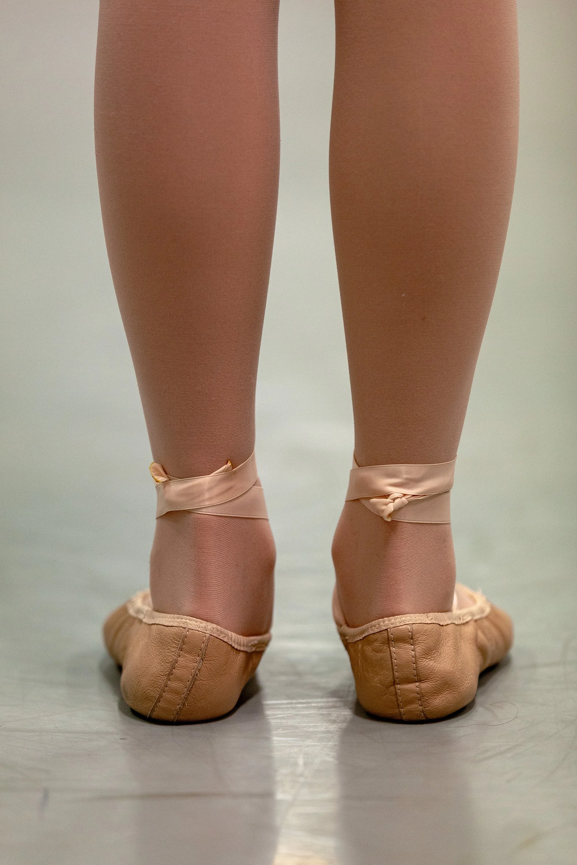 Young ballet dancer overpronating