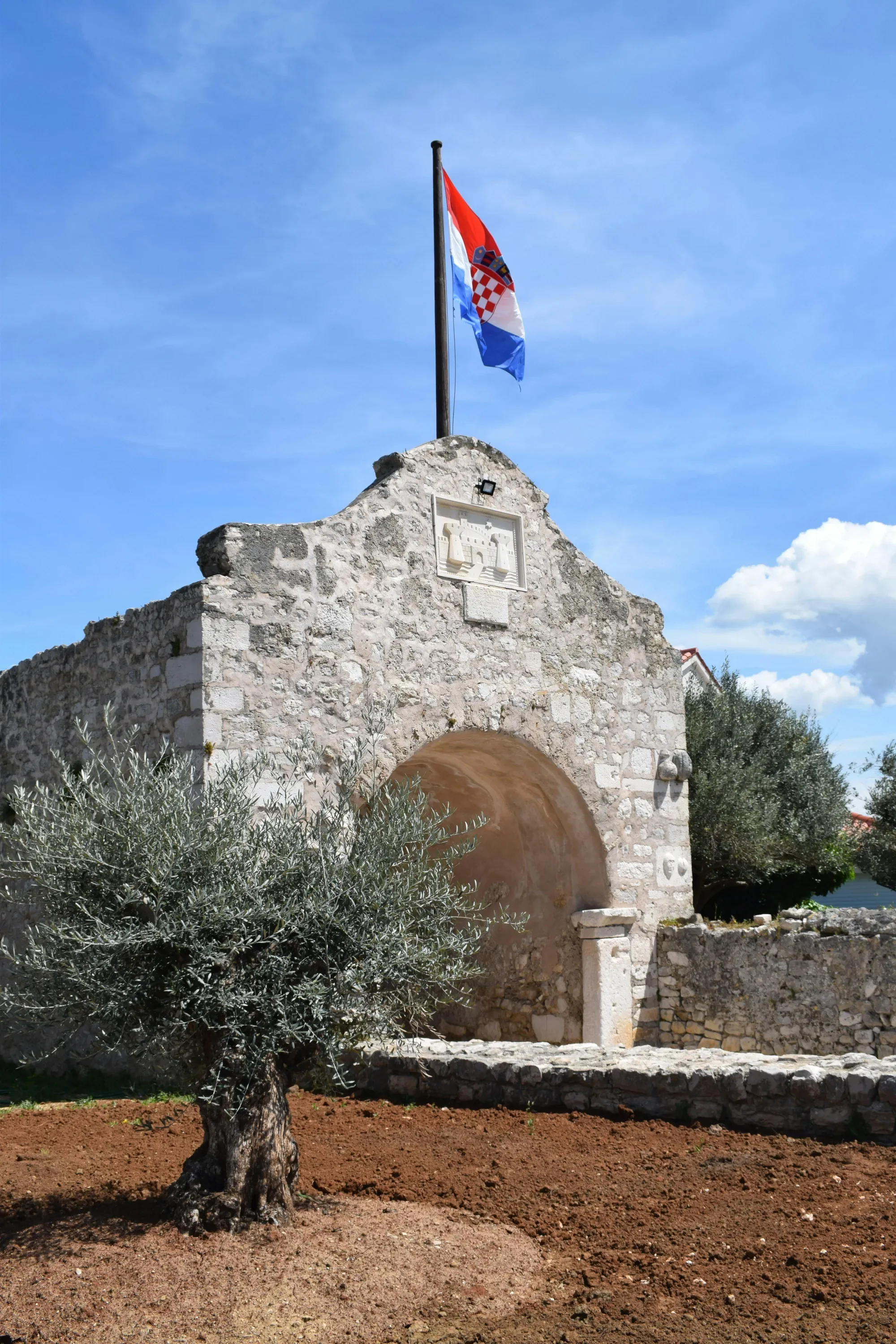 croatian-flag-stone-building.webp