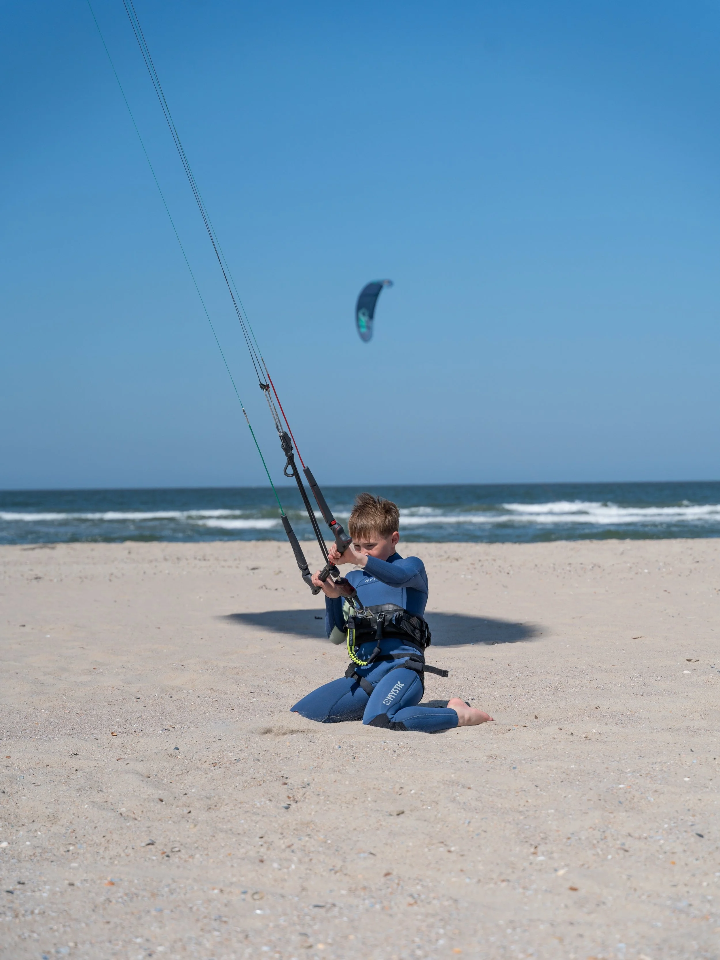 Hoe stoer is dit? 🤩
Kinderen die vol vertrouwen met een kite aan de slag gaan! Deze week stond er flink wat wind, maar daar stemmen we de lessen natuurlijk op af. Met een kleinere kite, passend bij de lengte, leeftijd en gewicht beleven ook de kids 