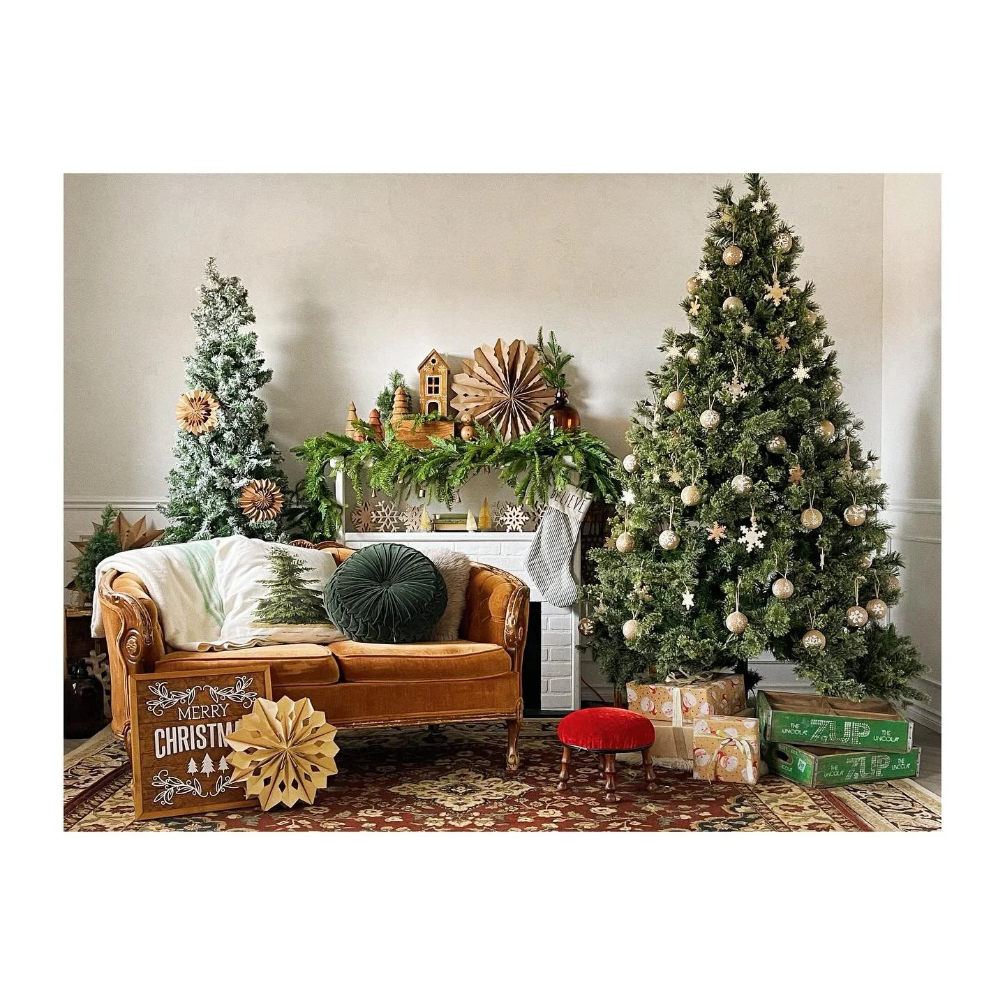 📸 Calling all photographers! Our studio is open and ready for your holiday mini sessions! ✨

Take advantage of our second setup, running now until November 17th. Whether you&rsquo;re booking for your clients or your creative projects, this is your c