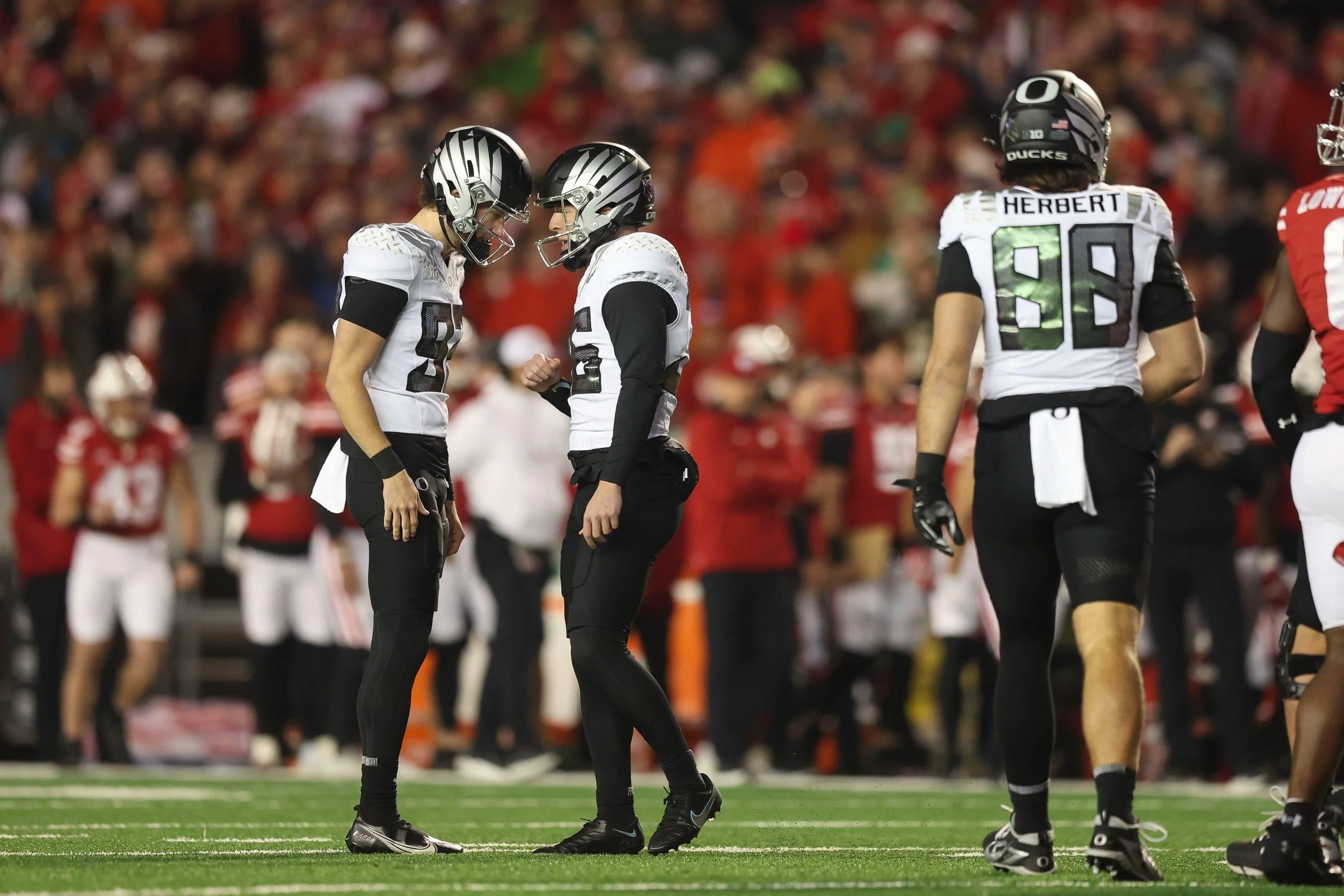 Oregon Ducks Survive Wisconsin's Challenge, Escape with 16-13 Victory to Stay Unbeaten