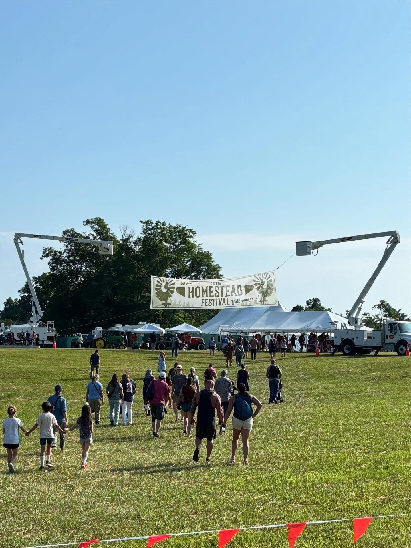 We had the absolute best time this past weekend at @thehomesteadfestival! We learned a lot and heard from many favorites. We had a fun time with friends and ran into iconic influencers! We played in corn pits and napped hard in the wagon (well ok may