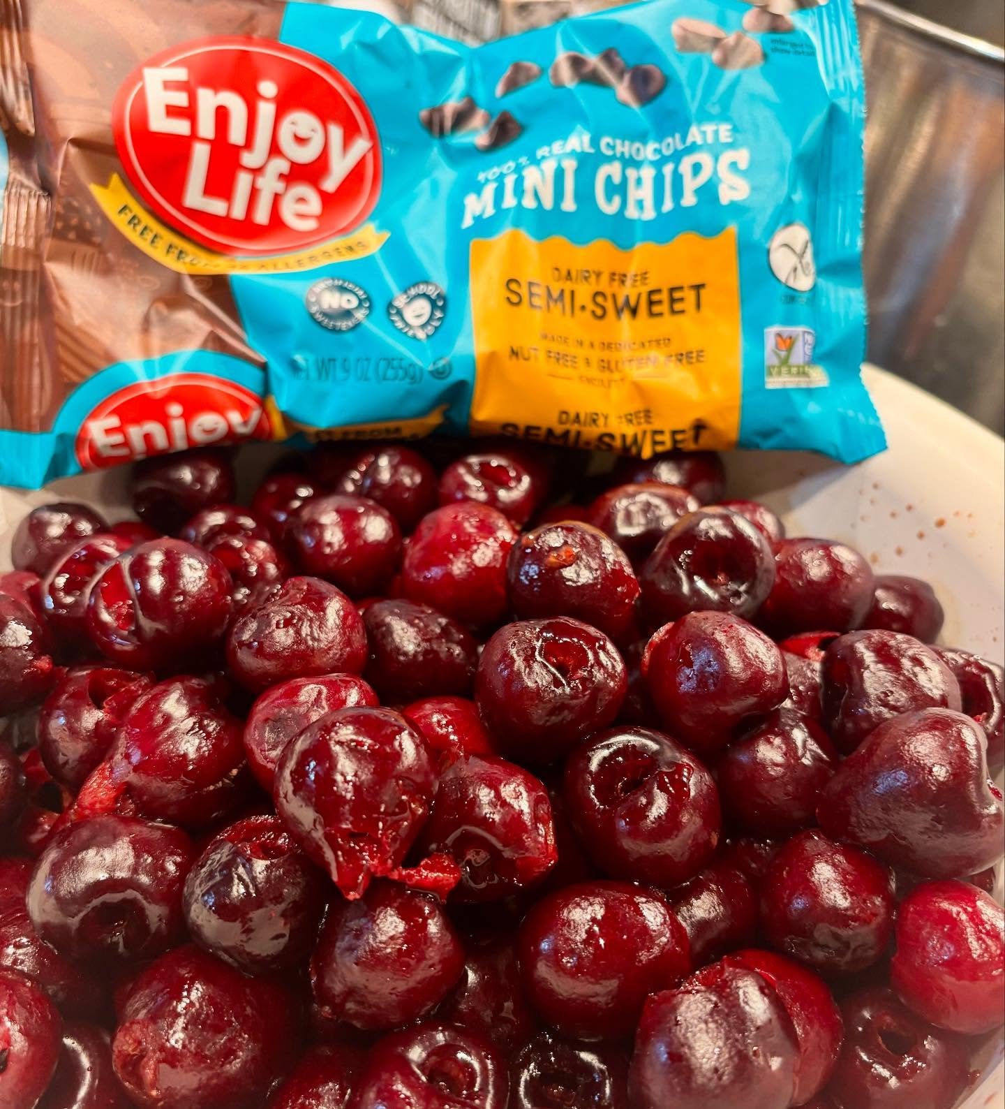 Cherry Chocolate Chunk Cookies are on the menu for this weekend at the farm stand!
$1 each
Who wants some? 🍒
#cherry #cherrychocolatechunk #cookies #farmstand #bakedgoods #fresh #knowwhatyoueat #cleaningredients