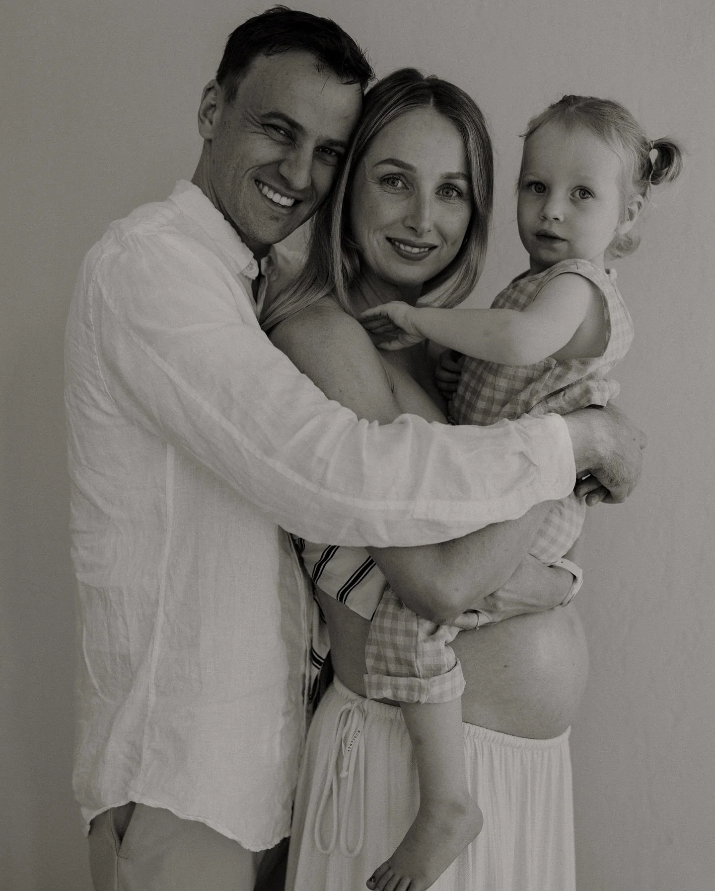 Have been absolutely loving studio minis lately 🌼 a short &amp; sweet way to capture whatever phase of life you are in. @lucychamizo &amp; her beautiful fam before they expand to 4.

#perthpregnancyannouncement #pregnancyannoucement #perthmaternitys