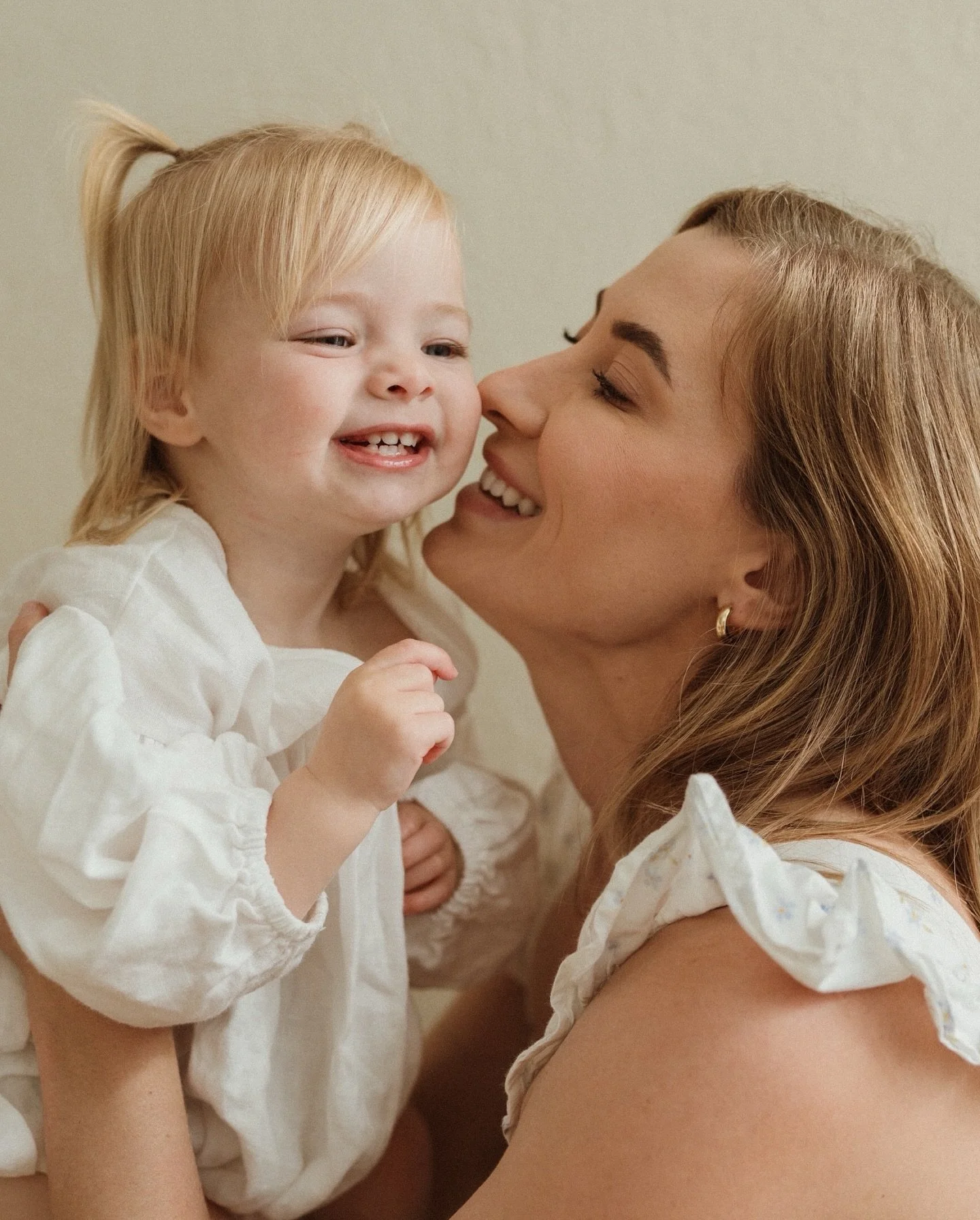 The season of studio minis 🍃 I have been feeling so inspired in my own space lately. I used to much prefer going into people&rsquo;s homes &amp; different locations because it never felt the same &amp; that&rsquo;s when my creative juices would flow