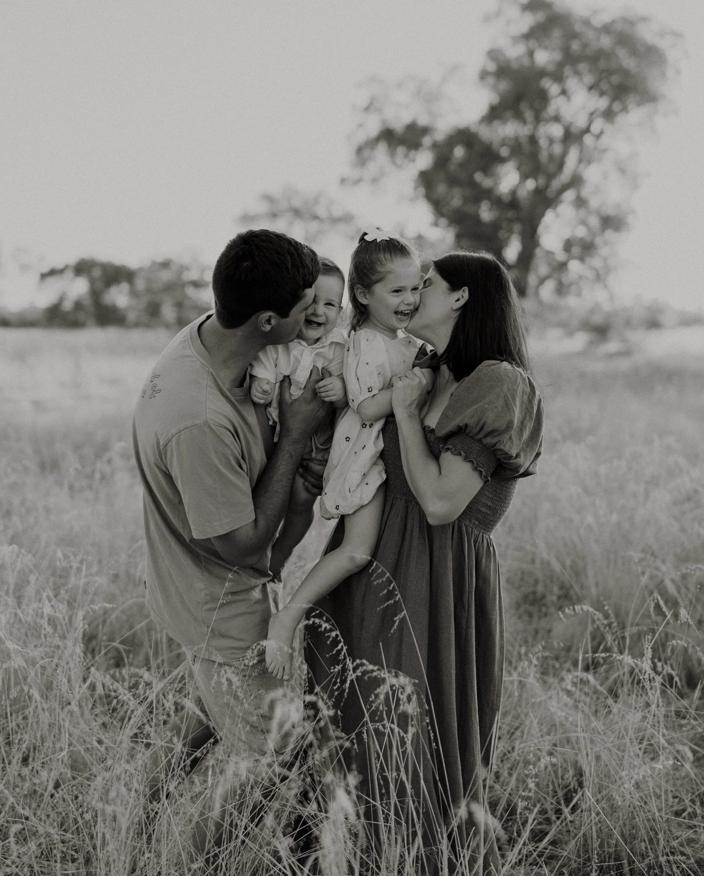 As much as I love snuggly winter sessions, I have also been missing shooting in this field &amp; those warmer summer nights 🌾☀️ 

#perthfamilyphotographer #perthfamily #perthfamilyportraits #perthphotographer #perthphotoshoot