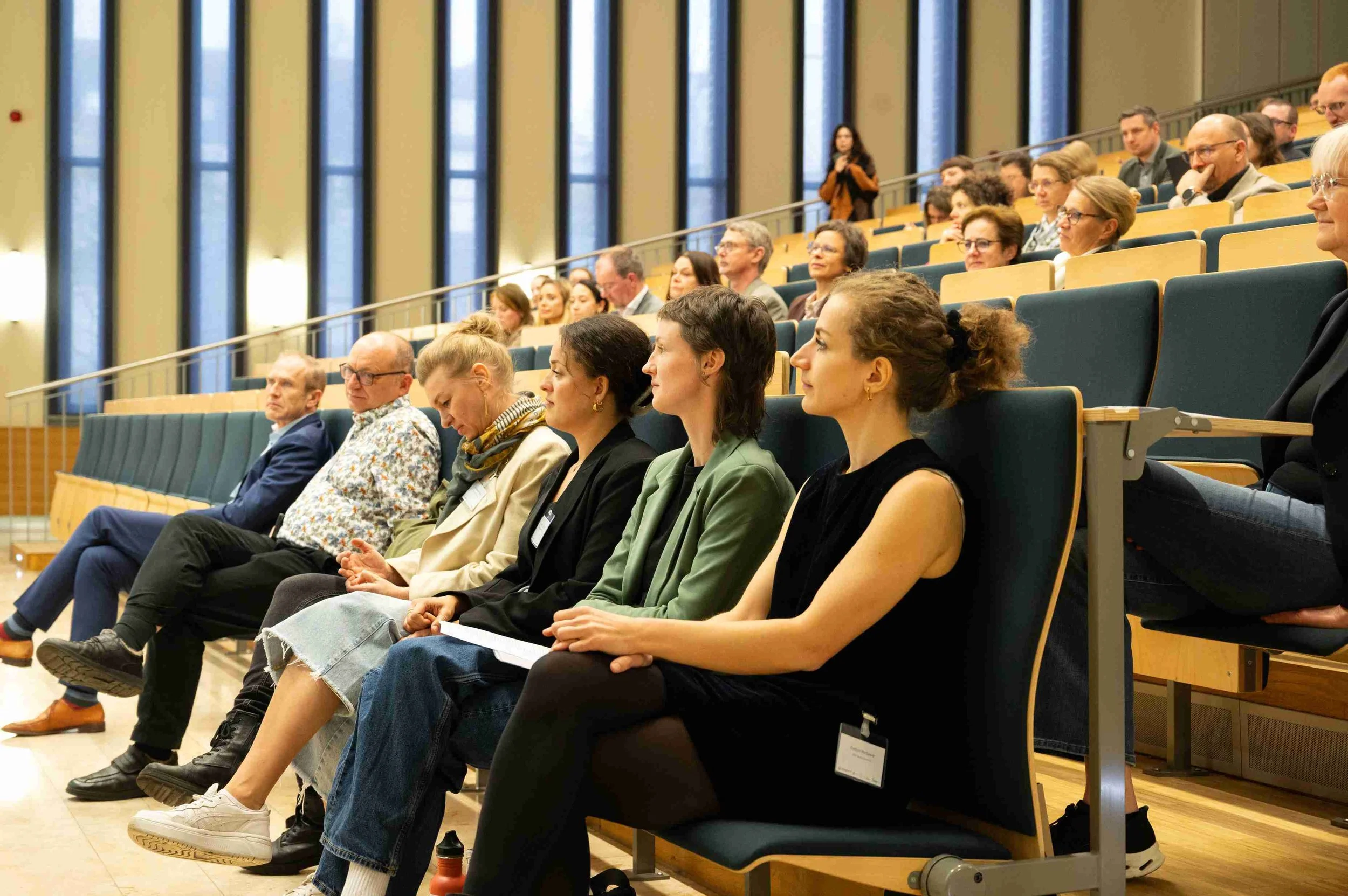 Publikum verfolgt aufmerksam einen Vortrag im Hörsaal bei der PAN DACH Fachveranstaltung Zukunftsforum für gesunde Klinikverpflegung