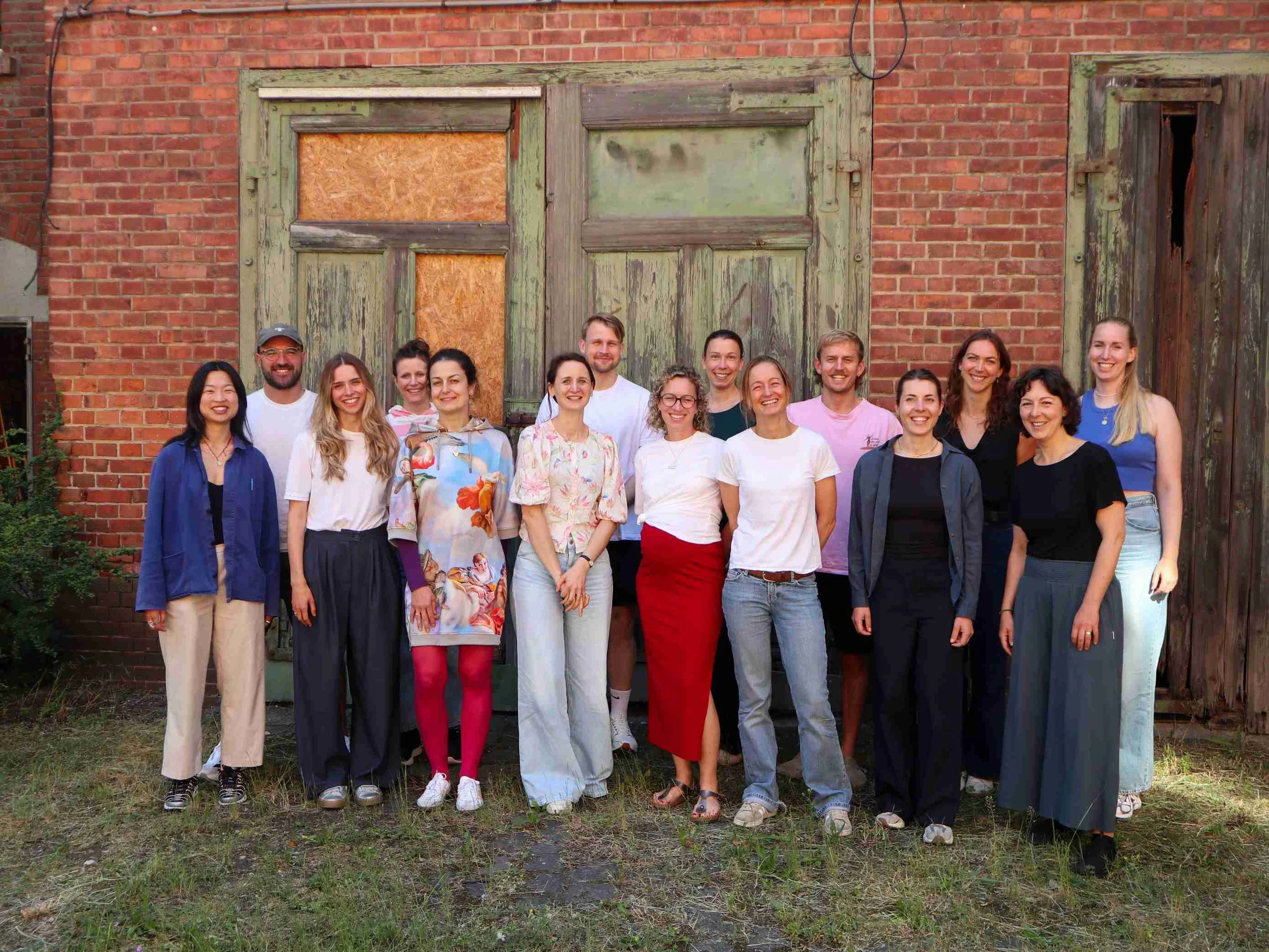Gruppenfoto des PAN DACH Impact Lab Teams vor einem alten Backsteingebäude