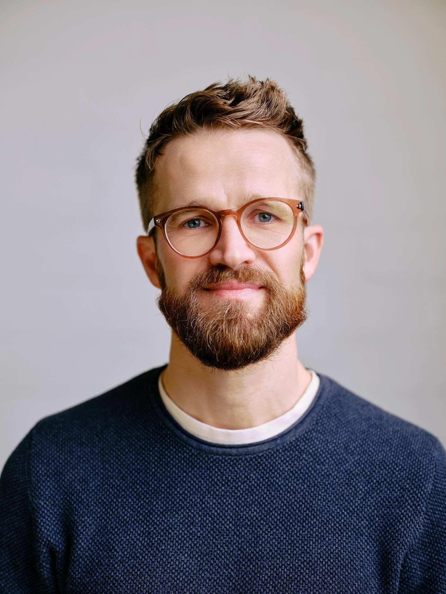 Porträtfoto des PAN DACH Vorstands Niklas Oppenrieder mit Brille und Bart