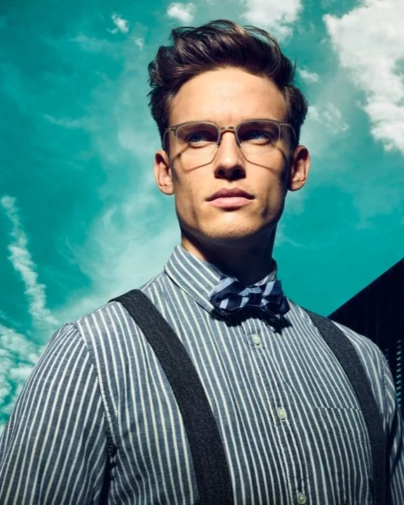 Mann mit gestreiftem Shirt trägt Rodenstock Brille aus der Retro Classic Serie, Visual „Classic Twist“ 2019, umgesetzt von imagespy.