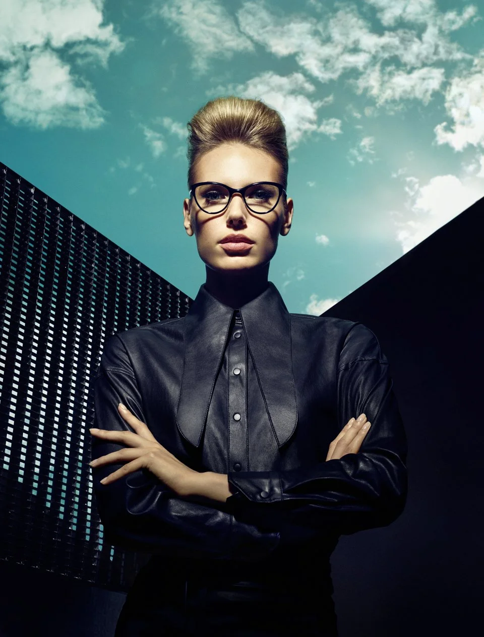 Frau in schwarzem Shirt mit Rodenstock Brille vor blau-wolkigem Himmel, Visual 2019 umgesetzt von imagespy.