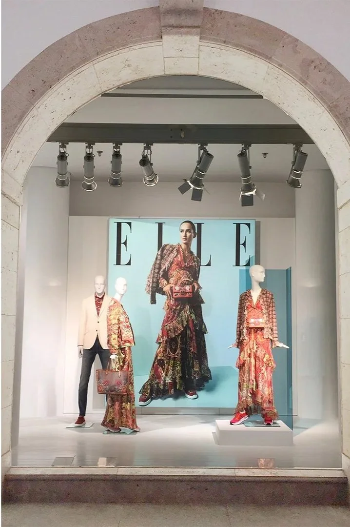 Luxuriöses Schaufensterdesign für Lodenfrey x ELLE - Visuals von imagespy verbinden High-Fashion-Ästhetik mit modernem Retail-Erlebnis.