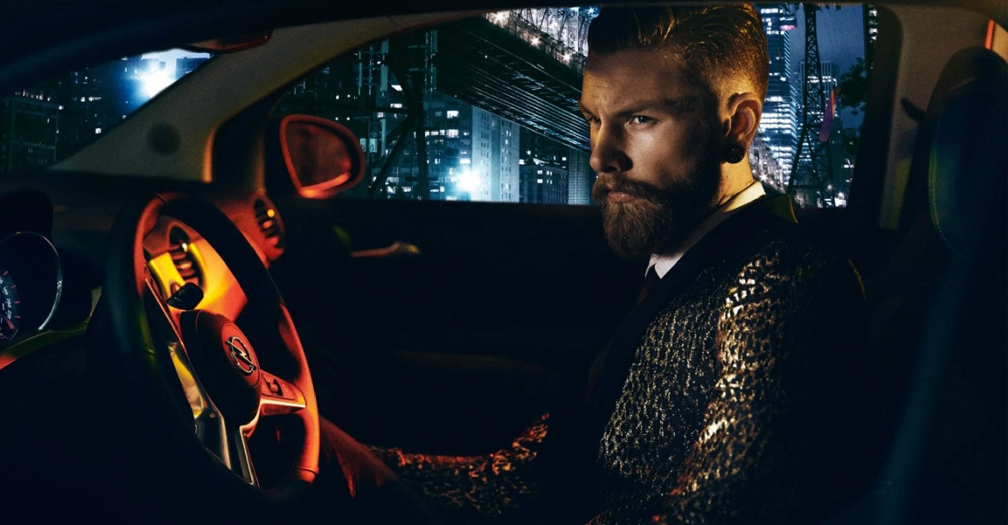 Stimmungsvolles nächtliches Interieur-Foto des Opel Adam für das GQ-Editorial. Hochwertige Inszenierung mit Fokus auf urbanen Lifestyle und Design. Umsetzung by imagespy.