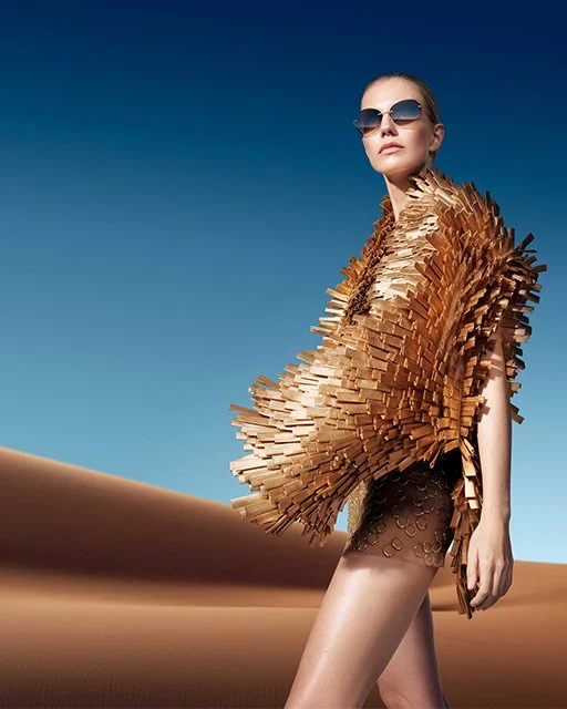 Frau im goldenen futuristischen Kleid mit Sonnenbrille in der Wüste, Silhouette Special Edition TMA 2019, umgesetzt von imagespy.