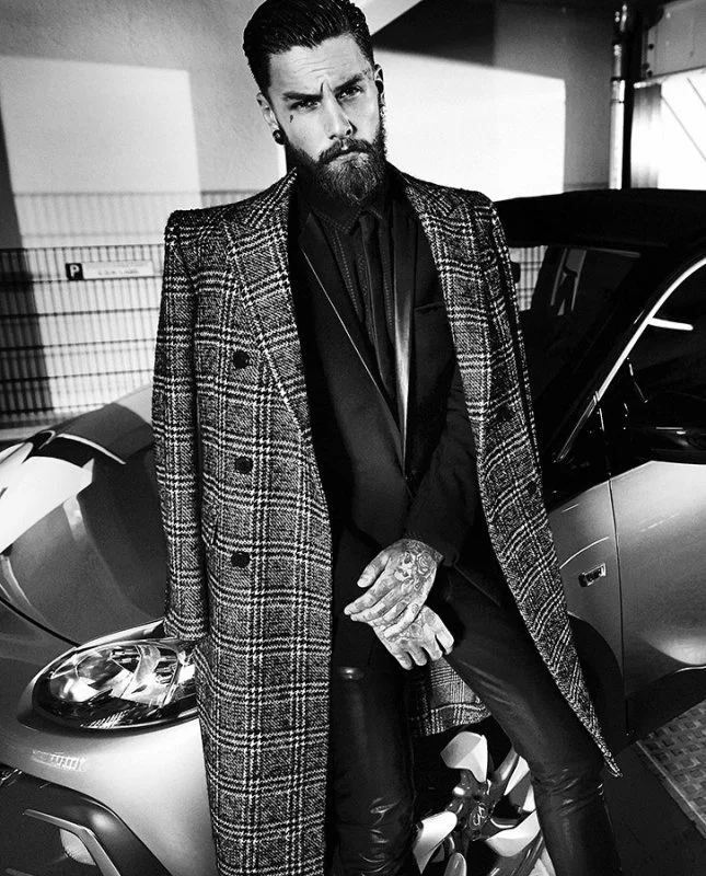 imagespy Projekt: Stilvolles Schwarz-Weiß-Editorial für Opel Adam Rocks in der GQ. Hochwertige Markeninszenierung mit Fokus auf maskulinen Lifestyle und Design.