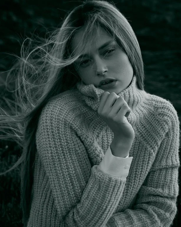 Schwarzweiß-Bild für Hessnatur x ELLE: Model im hellen Wollpullover kuschelt sich ein, cozy und natürlich, umgesetzt von imagespy.