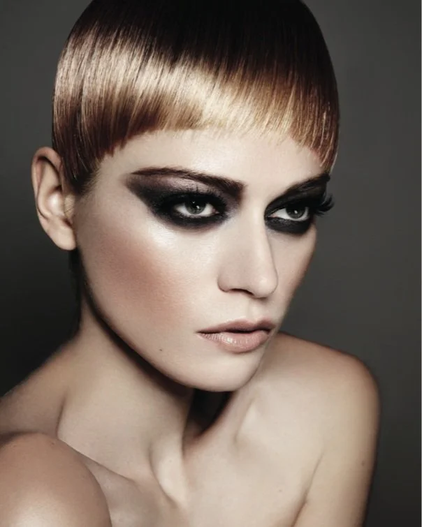 Beautykampagnen-Visual für Hautnah by Ludwig Beck mit Frau mit kurzem Bob und schwarzem Lidschatten, erstellt mit MAC-Produkten, erschienen in der VOGUE, umgesetzt von imagespy.