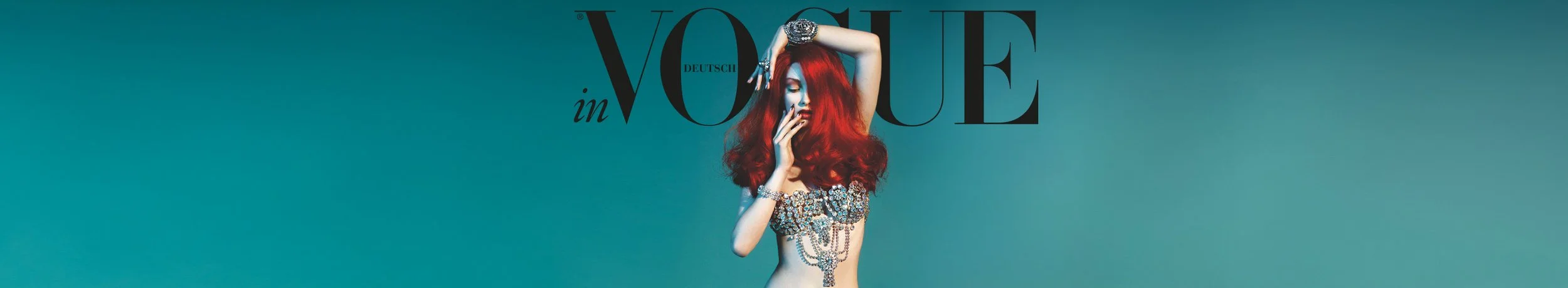 Frau mit roten Haaren und Schmuck-BH blickt nach unten, Motiv aus dem VOGUE Kalender 2012 für Swarovski, kreativ inszeniert von imagespy.