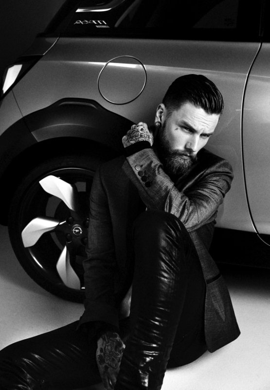 Von imagespy inszeniertes GQ-Editorial für den Opel Adam Rocks: Markante Schwarz-Weiß-Fotografie, die urbanen Lifestyle und Fahrzeugdesign verbindet.