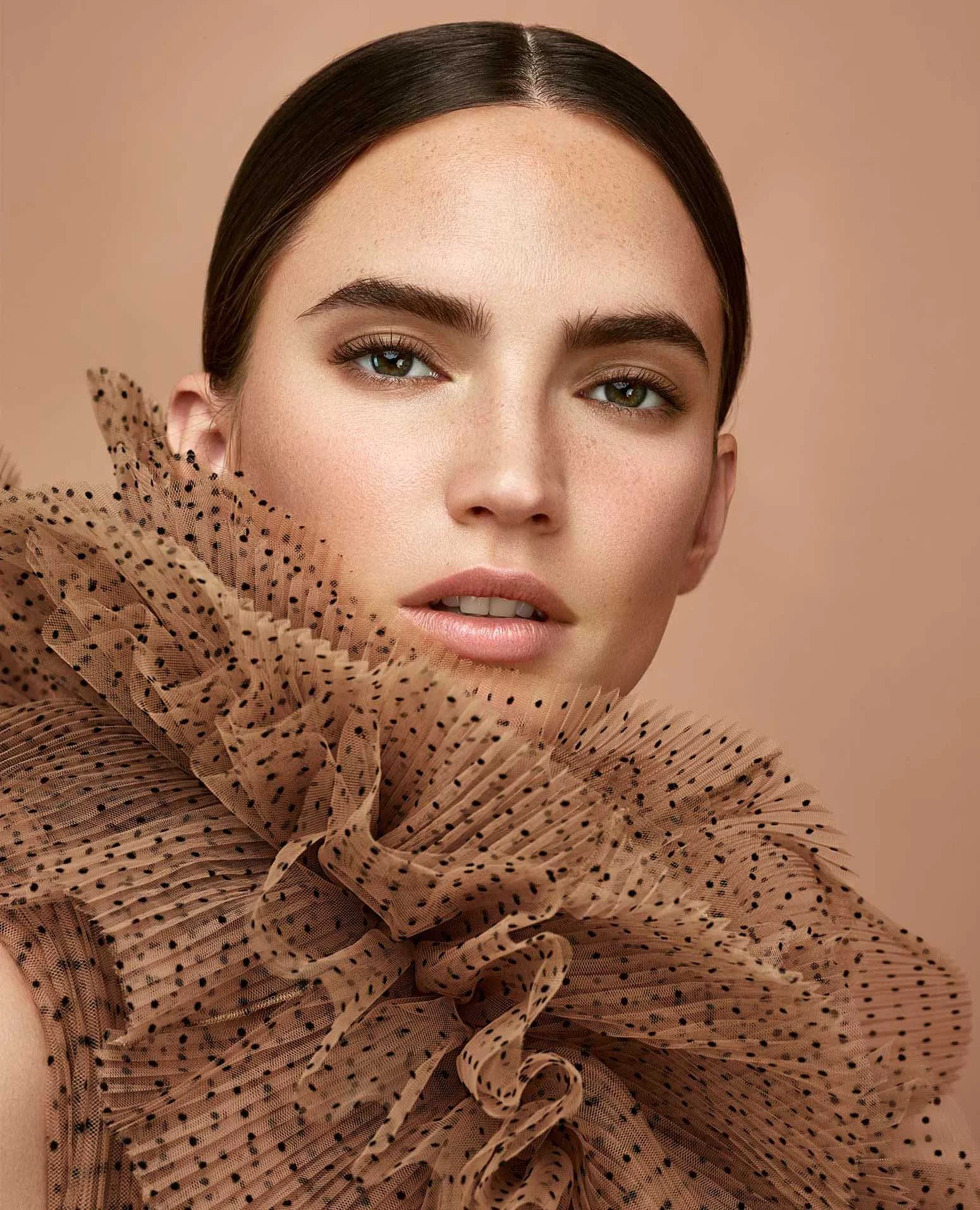 Model im braunen Kleid mit Rüschenkragen und passendem Make-up, Kampagnenvisual für Makeup Factory, umgesetzt von imagespy.