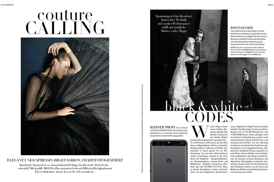 Models in Couture-Roben, fotografiert von imagespy für die VOGUE Promo mit dem Huawei Pro Plus; elegante Editorial-Inszenierung unter der Headline „Couture Calling“.