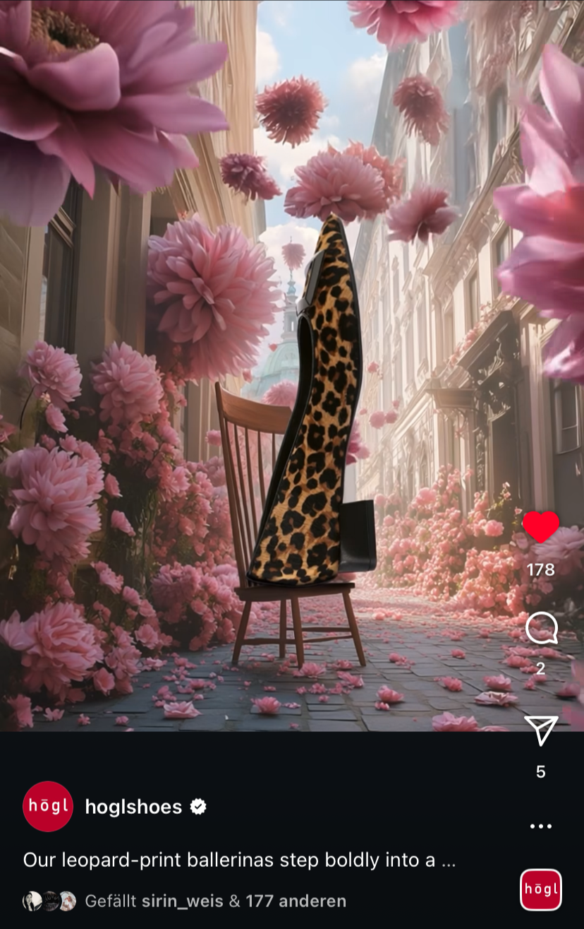 KI-gestützte Kampagnen-Komposition von imagespy für Högl: Ein Ballerina mit Leoparden-Muster steht auf einem Holzstuhl in einer Wiener Gasse, umgeben von einem surrealen Regen aus rosa Dahlien.