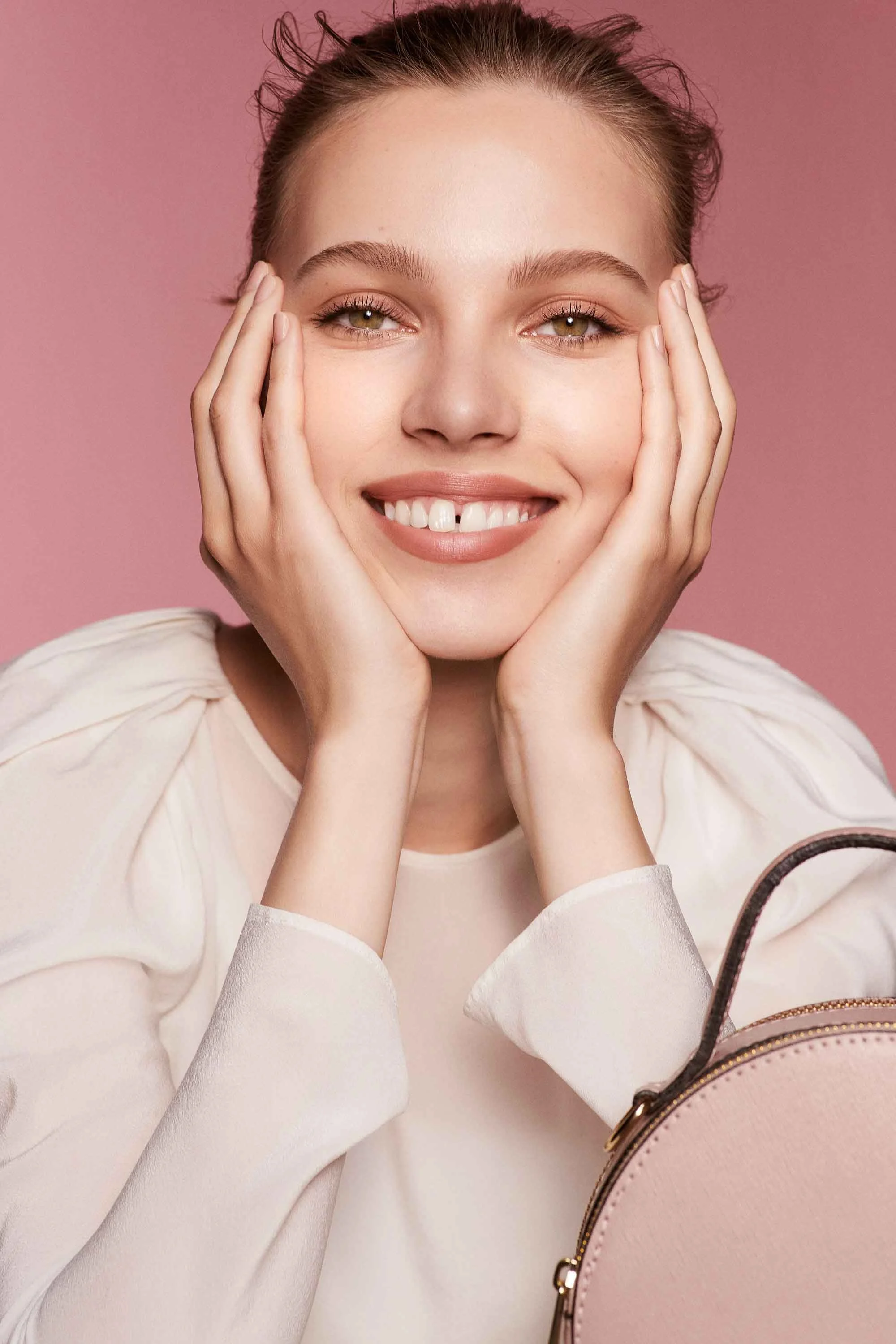 Zoeva Markenrelaunch umgesetzt von imagespy, authentisches Porträt einer lächelnden Frau vor rosa Hintergrund, 360 Grad Markenstrategie und visuelle Neuausrichtung.