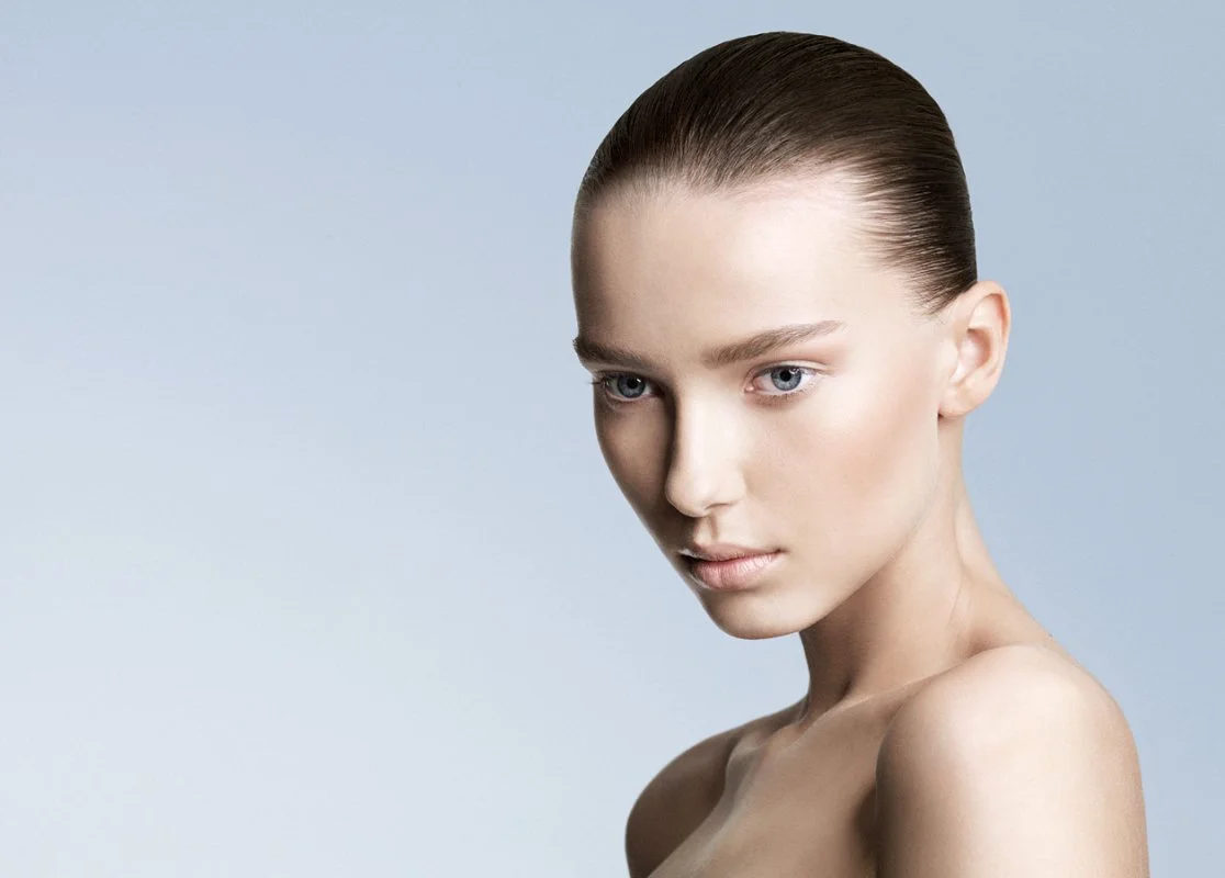 NIVEA Expert Lift Kampagne in VOGUE, umgesetzt von imagespy, seitliches Beauty-Porträt einer Frau zur Visualisierung von gestrafften Gesichtskonturen und hochwertiger Hautpflege.