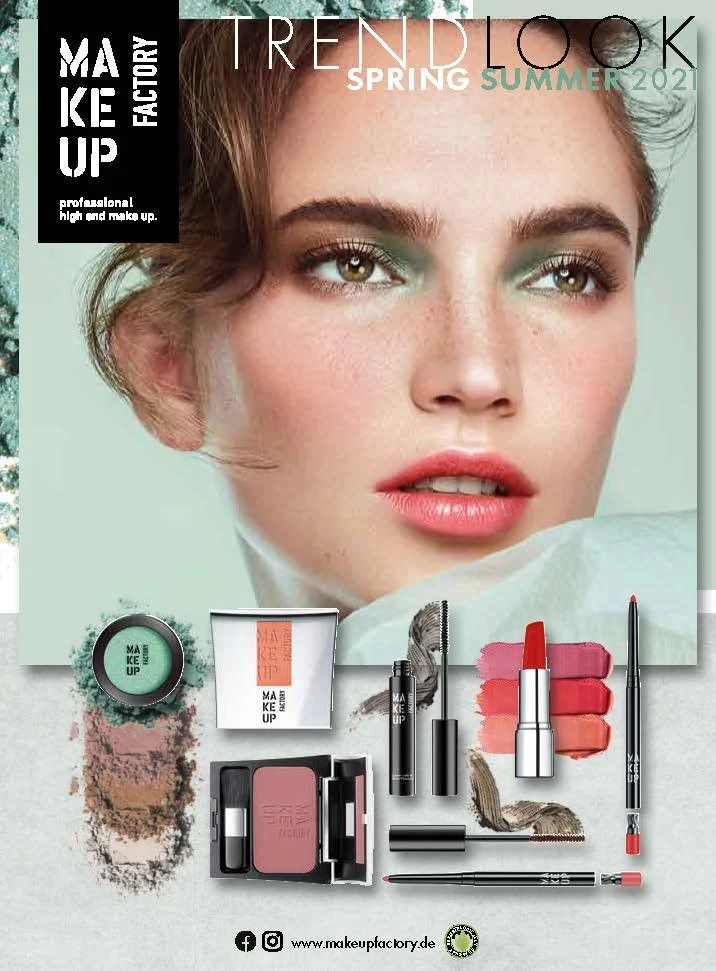 Anzeigenmotiv „Trend Look Spring/Summer 2021“ mit Portrait einer Frau vor mintfarbenem Hintergrund und türkisfarbenem Lidschatten sowie Makeup-Produkten von Makeup Factory, umgesetzt von imagespy.