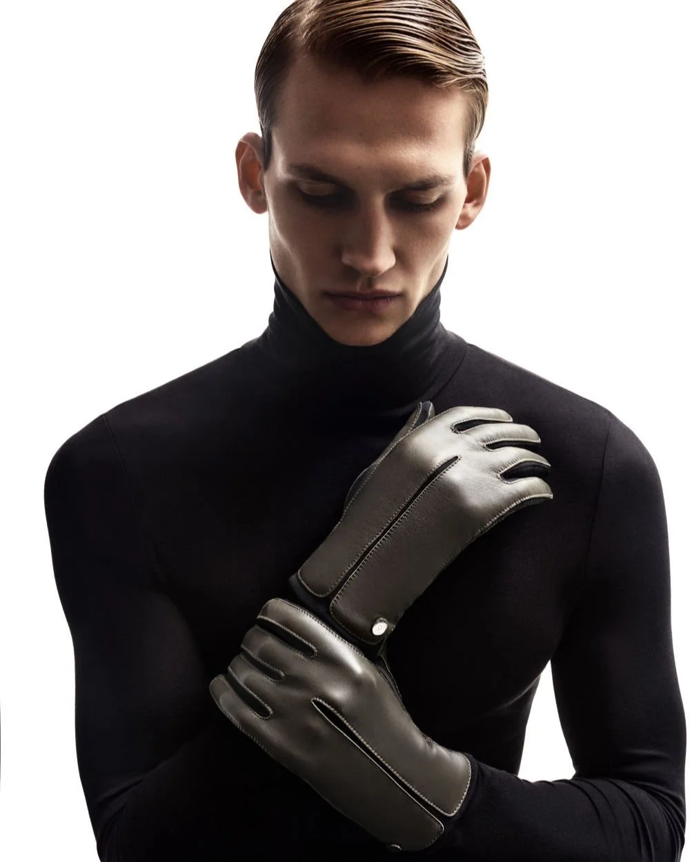 Mann im schwarzen Rollpullover mit Lederhandschuhen aus der Roeckl Fall/Winter 2017 Kollektion, inszeniert von imagespy.