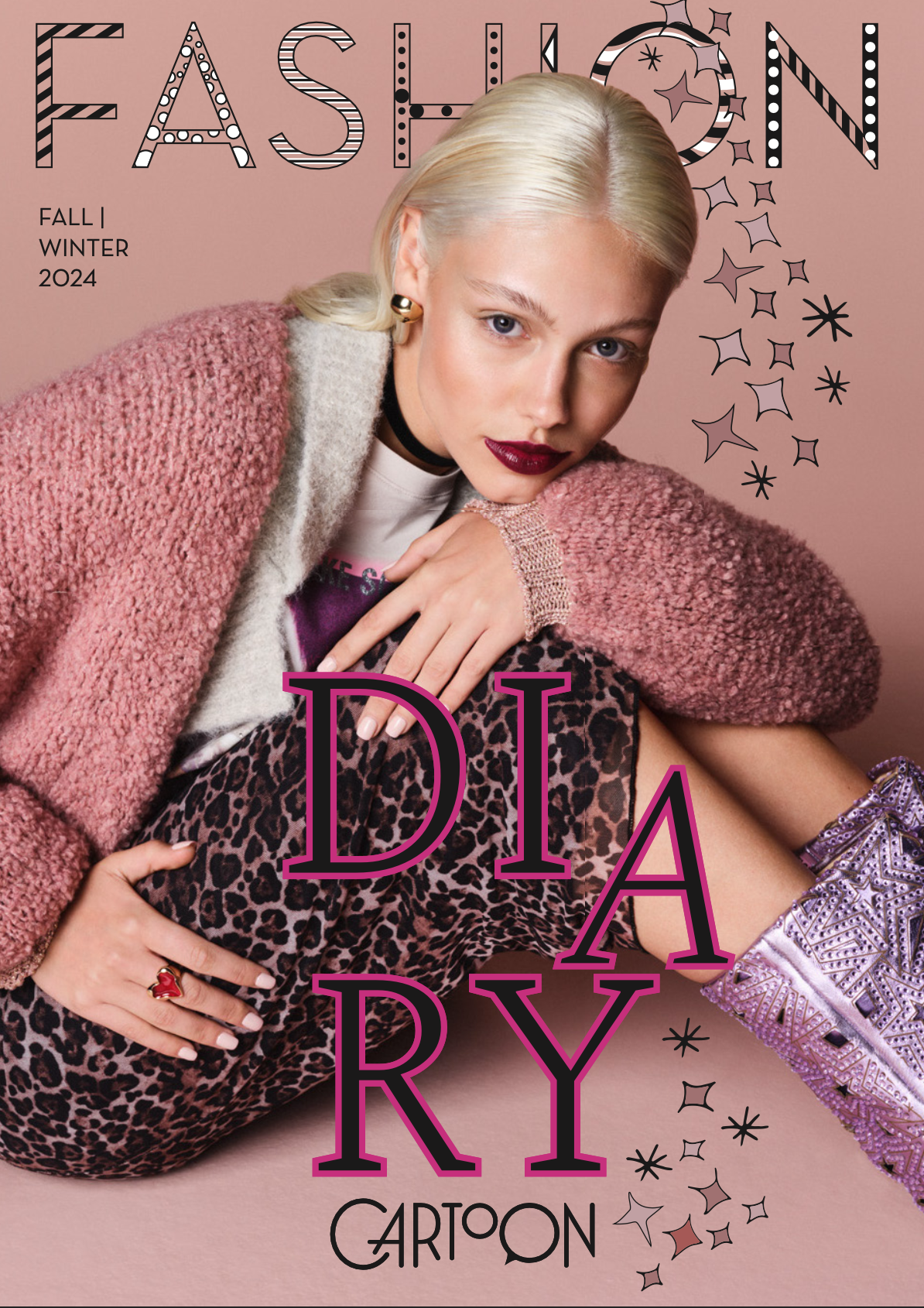 Model mit roséfarbenem Cardigan, wollweißem Strick-Cardigan, Print-Shirt und Leopardenrock, dekoriert mit Sternillustrationen – Cover des Cartoon Fashion Diary Fall/Winter 2024, inszeniert von imagespy.