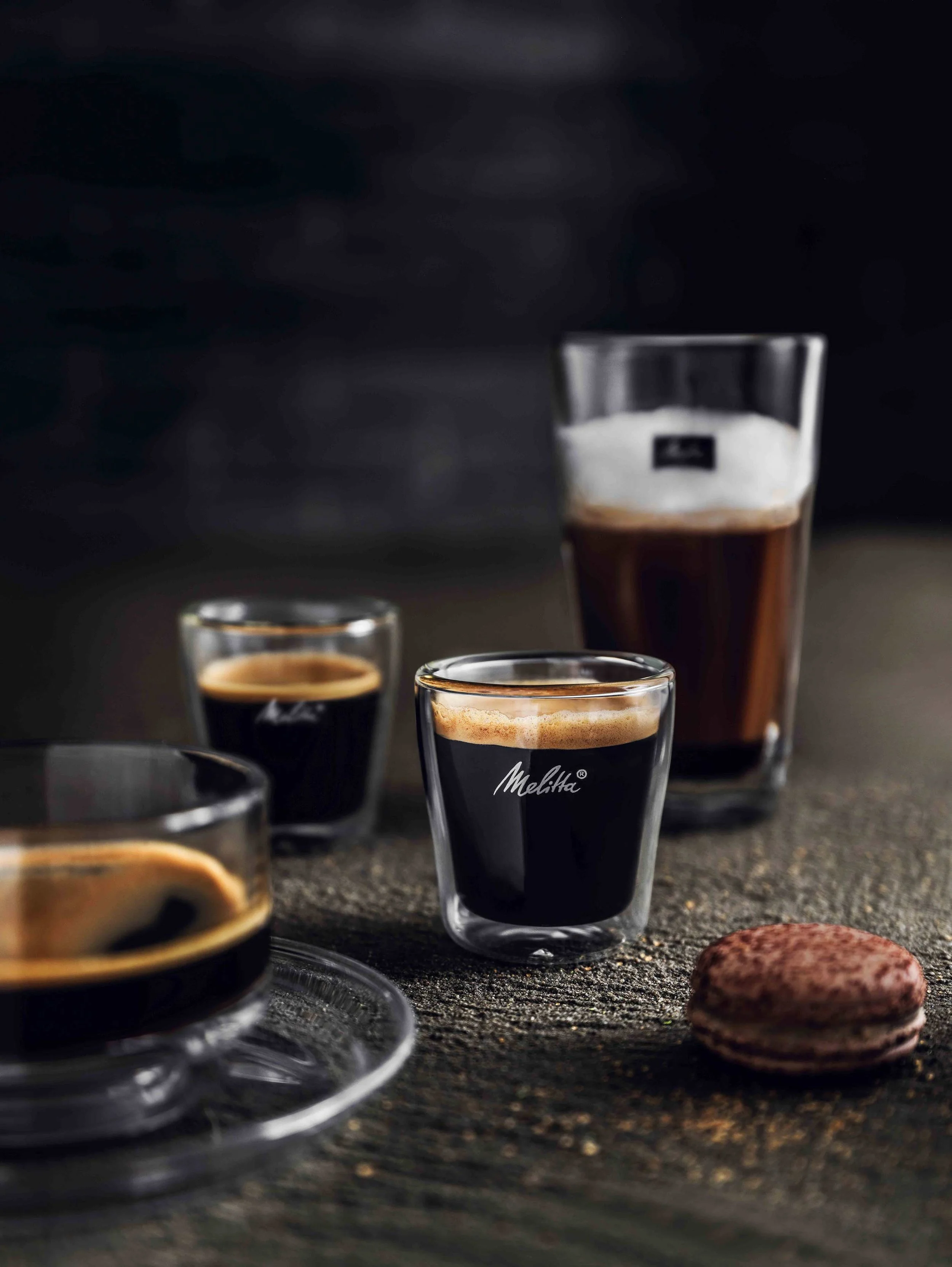 Moderne Kaffeekreationen von imagespy: Melitta Espresso im doppelwandigen Glas und Latte Macchiato zum 111-jährigen Markenjubiläum in eleganter Stillleben-Optik.