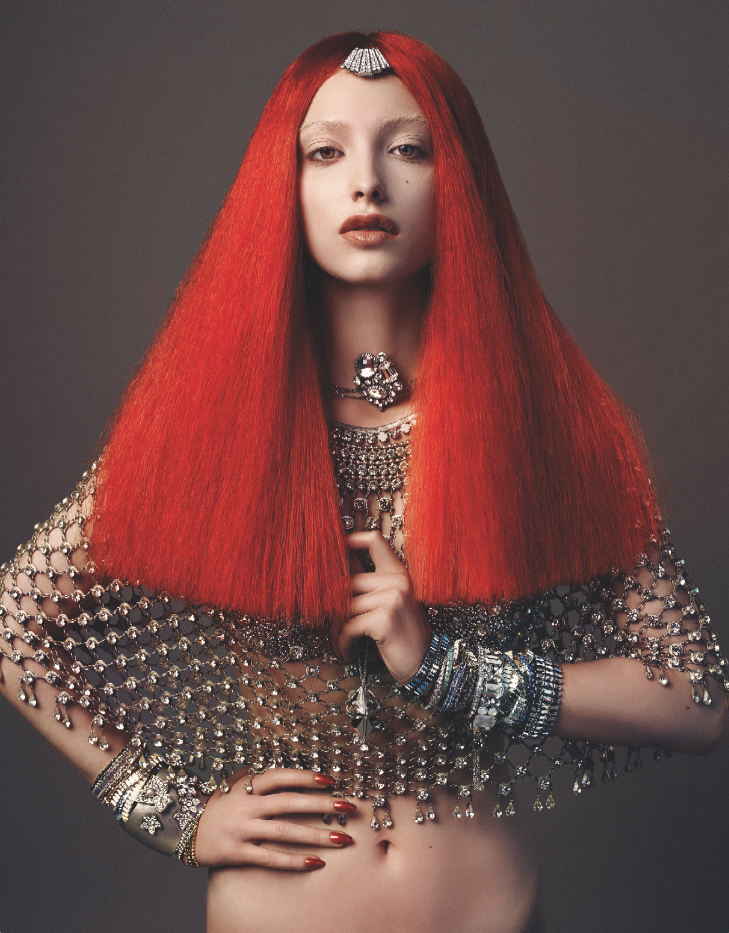 Frau mit roten Haaren trägt eleganten Swarovski Schmuck und blickt direkt in die Kamera, Motiv aus dem VOGUE Kalender 2012, kreativ inszeniert von imagespy.