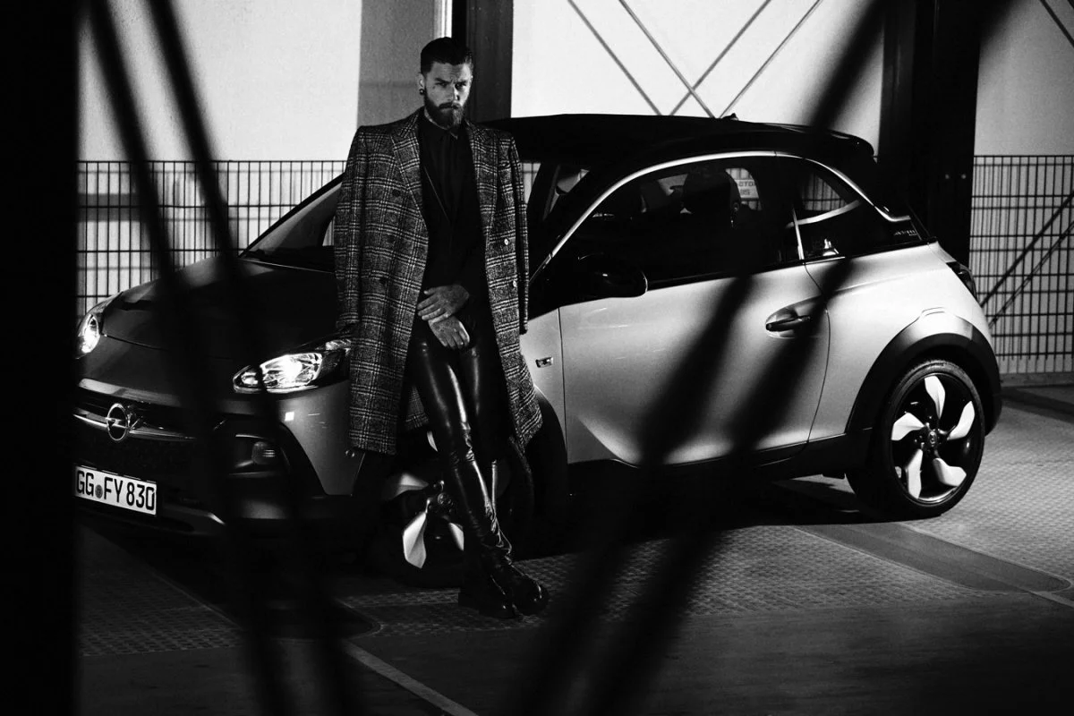 Schwarz-Weiß-Fotografie des Opel Adam Rocks für ein GQ-Editorial. Hochwertige Markeninszenierung mit Fokus auf maskulinem Lifestyle und urbanem Design. Umsetzung by imagespy.