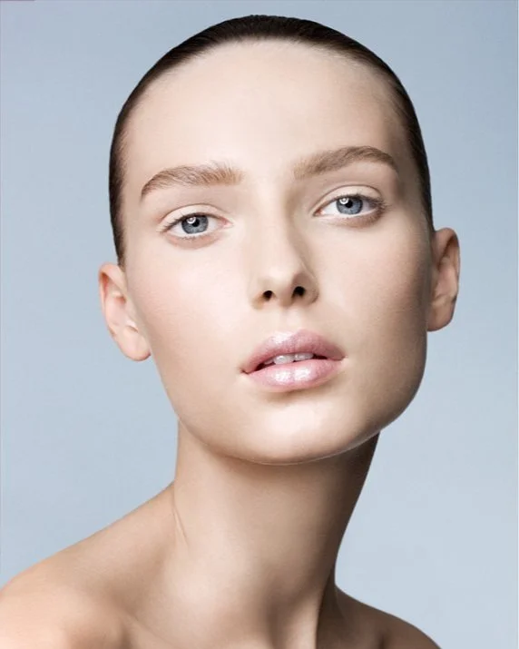 NIVEA Expert Lift Kampagne in VOGUE, umgesetzt von imagespy, puristisches Beauty-Porträt einer Frau mit Fokus auf Hautpflege und strahlendem Teint vor hellem Hintergrund.