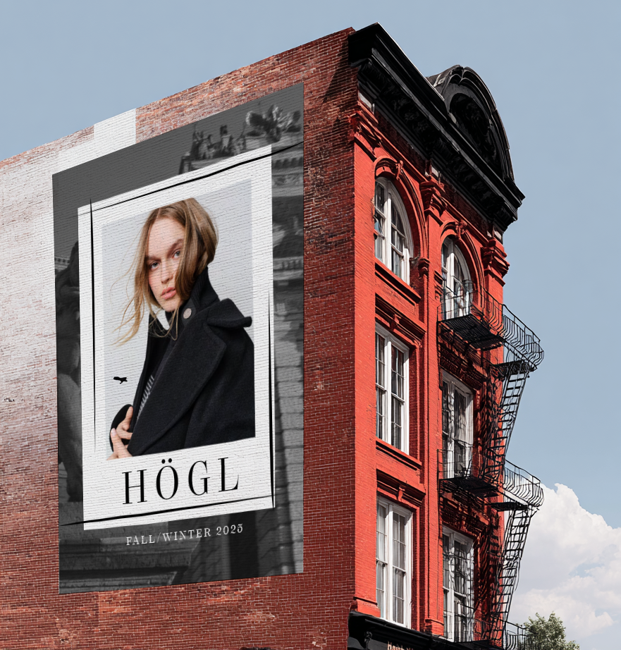 Konzeptposter für mögliche Högl OOH Umsetzung von imagespy: Model in Mantel auf Poster an Häuserwand – urbane Präsentation der FW25 Kollektion.