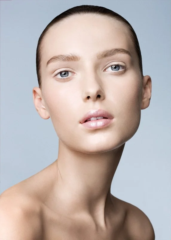 NIVEA Expert Lift Kampagne in VOGUE, umgesetzt von imagespy, puristisches Beauty-Porträt einer Frau mit Fokus auf Hautpflege und strahlendem Teint vor hellem Hintergrund.