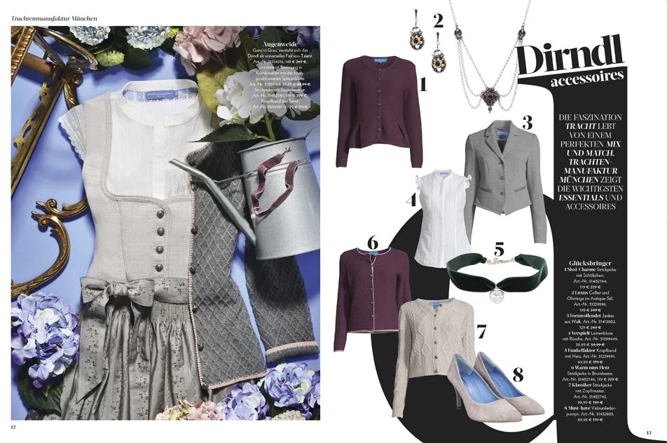 Imagebroschüre-Doppelseite der Trachtenmanufaktur München: Links Stillaufnahme eines grauen Dirndls mit Bluse und Strickjacke, umgeben von Hortensien und silberner Gießkanne. Rechts Freistellerseite mit Dirndl-Accessoires. Umgesetzt von imagespy.