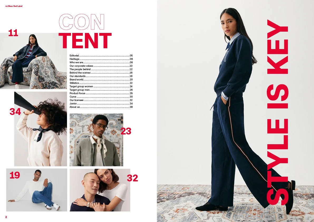 Doppelseite des s.Oliver Red Label Salesfolders mit Inhaltsangabe und Bildern aus den Bereichen Men, Women und Kids; entspannte moderne Outfits und rote s.Oliver Schrift; Layout von imagespy.