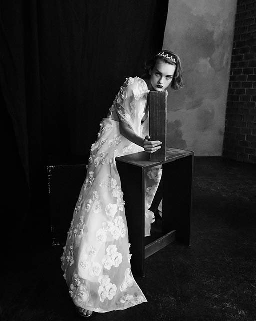 VOGUE Promotion ba imagespy: Model in transparenter Kaviar-Gauche Tunika, Schwarzweiß, vor Industrial Setting, fotografiert mit Huawei Pro Plus.